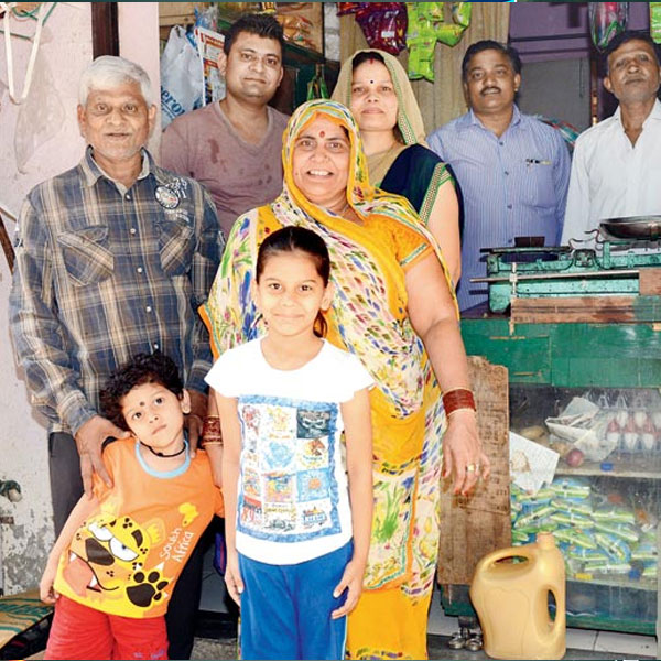 Radha Yadav's father Omprakash at his makeshift shop on a footpath in Kandivli (West). Pics/Satej Shinde