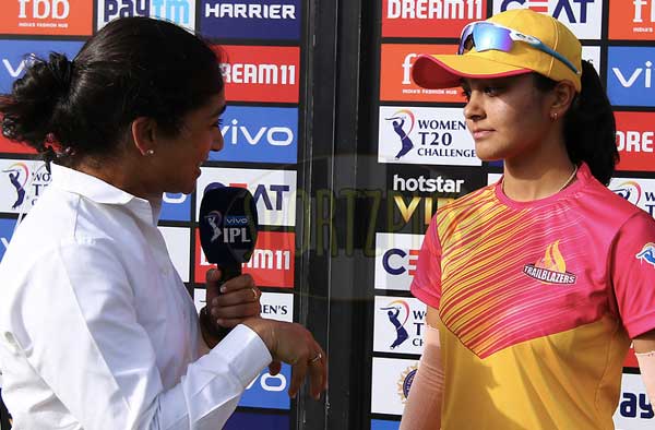 Lisa Sthalekar interviews Harleen Deol. Pic Credits: SportzPic