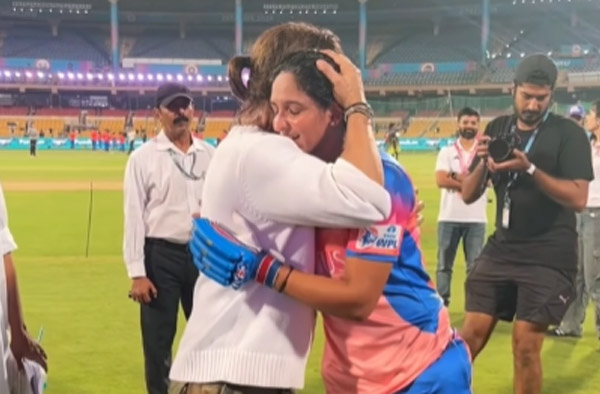Harmanpreet Kaur with SRK. PC: Mumbai Indians