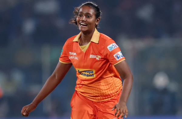 Beth Mooney's 74* helps Gujarat beat UP Warriorz by 8 Runs, increases RCB's Playoffs Chances