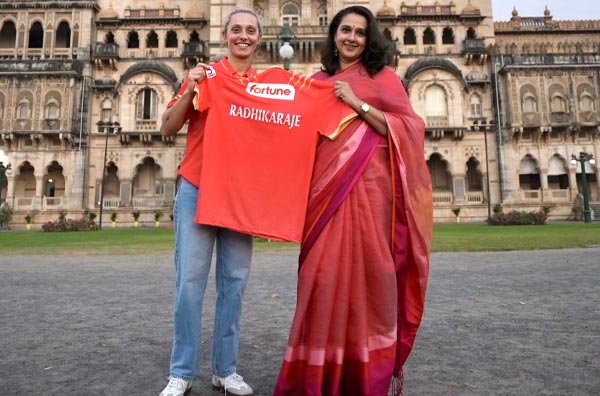 Captain Ashleigh Gardner presents jersey to Maharani of Vadodara