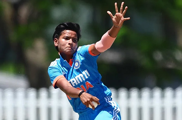 Jagmohan Dalmiya Trophy for Best Woman Cricketer (Senior Domestic) - Priya Mishra