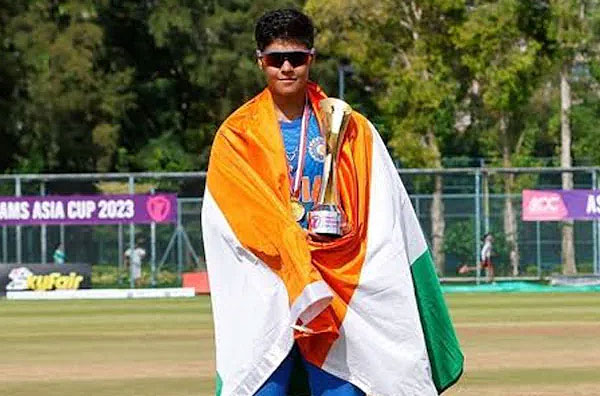 Day 1: Kashvee Gautam's unbeaten 106 rescues Team D as they post 323