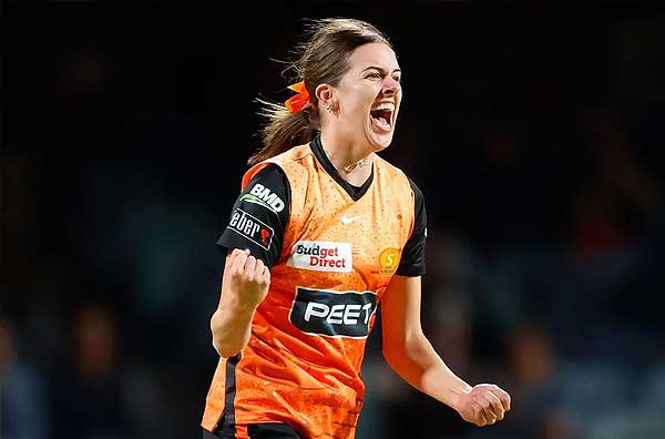 Ebony Hoskin extends her stay at Perth Scorchers for the next couple of WBBL seasons